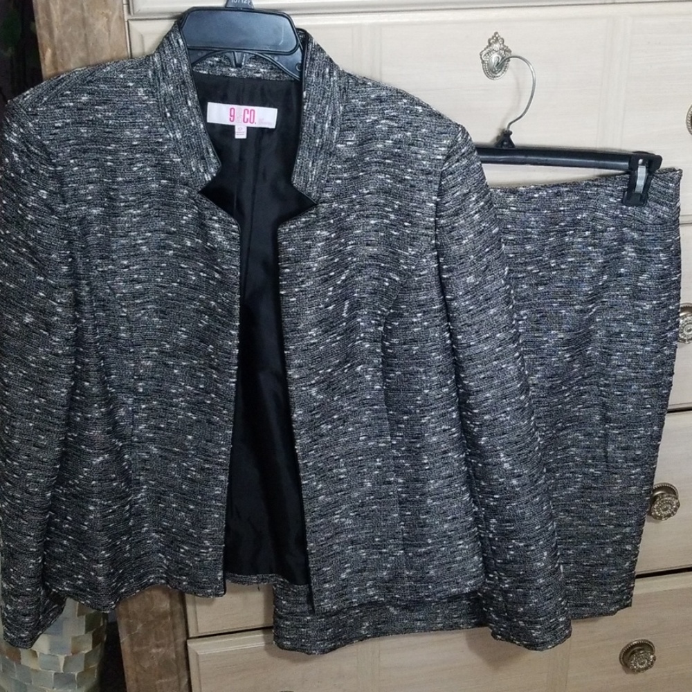 Skirt suit